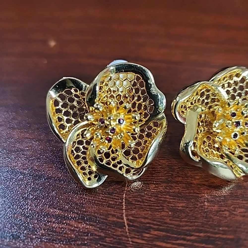Ivana Trump Vintage Gold Plated large flower shape clip ons